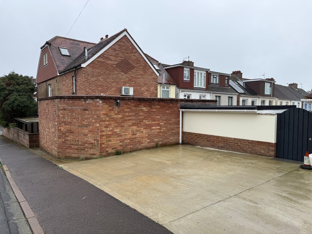 Lot: 36 - FORMER DOCTORS SURGERY WITH POTENTIAL FOR RESIDENTIAL CONVERSION - Rear elevation with parking area
